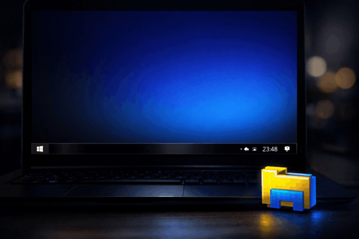 Иконка проводника Windows выпала из пустой панели задач на рабочем столе.